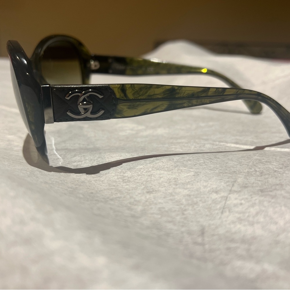 Chanel Black Sunglasses with Case - Picture 4 of 6